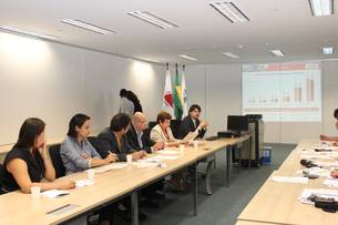 Coordenador do Observatório do Trabalho, Igor Coura (direita), e a presidente da FJP, Marilene Chaves, apresentam pesquisa