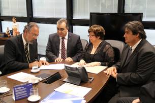 Secretários Ana Lúcia Gazzola e Narcio Rodrigues firmam acordo com prefeitos de Tupaciguara e Sacramento