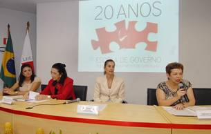 Luciana Moraes Pinto; secretárias Maria Coeli Simões e Renata Vilhena; Marilena Chaves, presidente da Fundação João Pinheiro