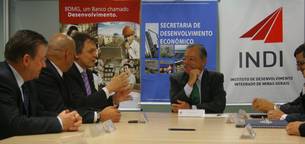 Frederico Álvares assina o protocolo de intenções junto com o diretor-superintendente da Companhia Melhoramentos de São Paulo, Sérgio Sesiki