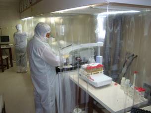 Na Sala Limpa, ambiente tem controle rígido para evitar a contaminação das amostras