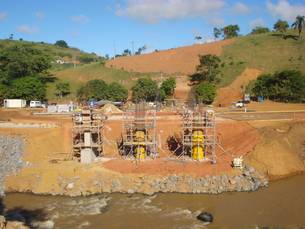 Obras para a construção da ponte sobre o Rio Xopotó, no município de Guidoval