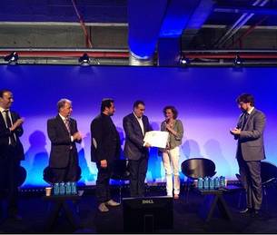 Narcio Rodrigues recebe prêmio de Inovação e Criatividade das mãos de Barbara Coignet, organizadora da feira 1.618