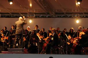 Ao fundo da praça, a Orquestra Sinfônica de Minas Gerais e o Coral Lírico eram os responsáveis pela trilha sonora do evento.