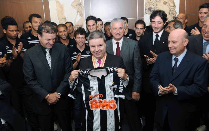 O governador recebeu uma camisa do Clube Atlético Mineiro com autógrafos dos jogadores e uma medalha de campeão mineiro