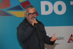 Ronaldo Fraga falou sobre turismo, moda e sustentabilidade durante palestra no 4º Salão Mineiro do Turismo 