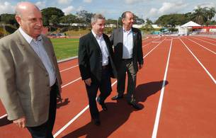 Governador inaugurou as novas instalações junto com reitor Clélio Campolina (dir) e secretário de Esportes Braulio Braz (esq) 