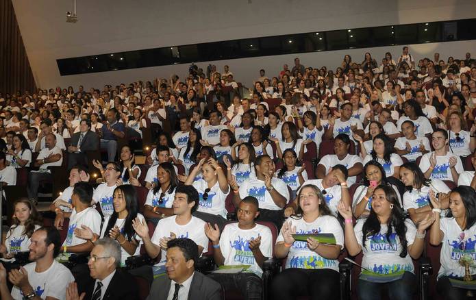 Cada um dos quase 10 mil alunos receberá bolsa no valor de R$ 3 mil do Governo de Minas
