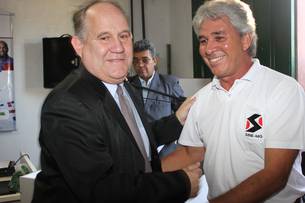 Secretário Hélio Rabelo e o coordenador do Sine de Justinópolis, Walter Menezes, durante cerimônia de inauguração