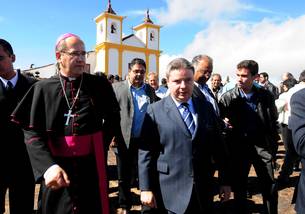 O governador Antonio Anastasia e o o arcebispo Metropolitano de Belo Horizonte, Dom Walmor de Azevedo, durante a solenidade