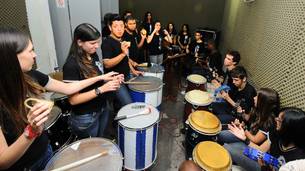 A banda Ab’surdos é formada por 14 alunos com surdez dos mais variados níveis, e hoje se apresenta em cidades dentro e fora de Minas Gerais