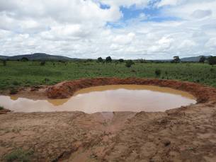 Bacia de contenção de água da chuva no Norte de Minas