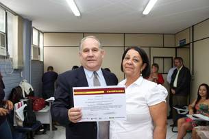 Secretário Hélio Rabelo entrega certificado para diarista Maria da Conceição Gonçalves Pena 
