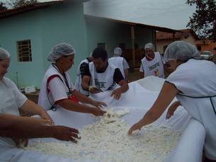 Treinamento realizado na agroindústria de polvilho de mandioca, no município de Felixlândia