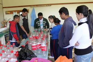No CVT de Santa Rita do Sapucaí, alunos aprendem a usar garrafas Pets na produção de puffs