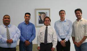 O secretário de Esportes e da Juventude, Eros Biondini (ao centro) com equipe de técnicos da SEEJ