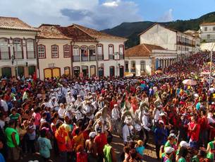 No Carnaval de 2012, foliões encheram as ruas de Ouro Preto