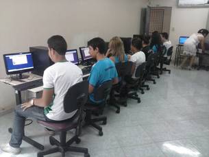 Alunos da Escola Estadual Eloy Pereira, em Montes Claros, durante a aplicação do PAAE online