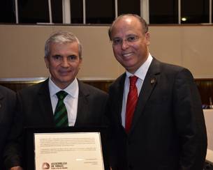 O presidente da Alpargatas, Marcio Utsch, e o secretário Gil Pereira, durante homenagem na Assembleia Legislativa
