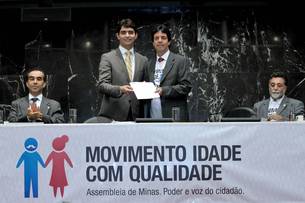 Secretário Cássio Soares entrega Projeto de Lei ao presidente da ALMG, Dinis Pinheiro