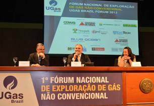 O presidente da Cemig (à esquerda) e a Secretária de Desenvolvimento Econômico (à direita) participam da abertura do Fórum Nacional de Exploração de Gás