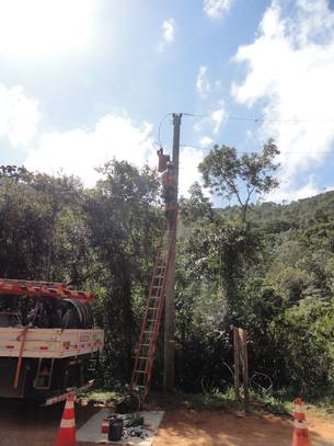 Técnicos da Cemig realizam a troca da rede nua pela rede protegida no Parque da Serra do Brigadeiro