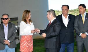 O governador Anastasia entregou a chave de um dos ônibus à prefeita de Ribeirão das Neves