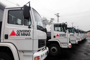 Foram entregues 79 caminhões e máquinas rodoviárias para 57 municípios