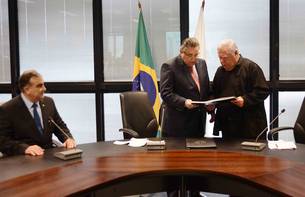 Vice-governador Alberto Pinto Coelho recebeu o projeto das mãos do arquiteto e urbanista Jaime Lemer