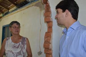 Secretário Cássio Soares visitou a casa de algumas famílias beneficiadas pelo programa Travessia
