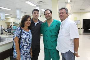 O cirurgião geral Leonardo Porto ao lado do jovem Guilherme Frauche e seus pais Gonçalo e Andréa Frauche em recente visita ao Hospital João XXIII