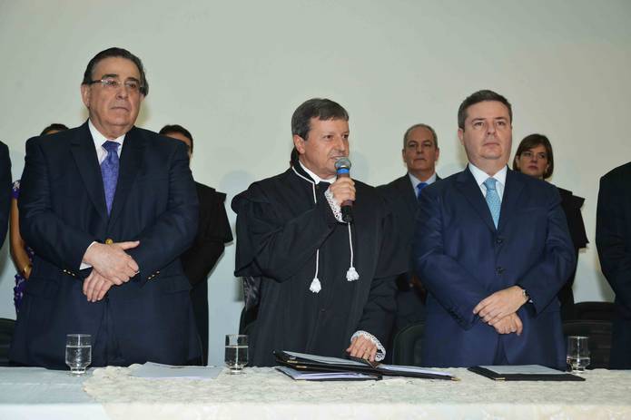 Antonio Anastasia e Alberto Pinto Coelho participaram da cerimônia de posse do novo presidente do TRE-MG nesta sexta