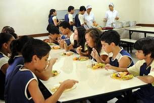 Alunos da Escola Estadual Pedro II durante a alimentação na escola