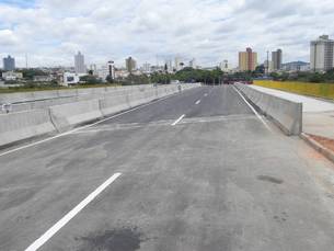 A avenida Dique II sai da rotatória do terminal rodoviário e segue para o bairro Cruzeiro, em Pouso Alegre