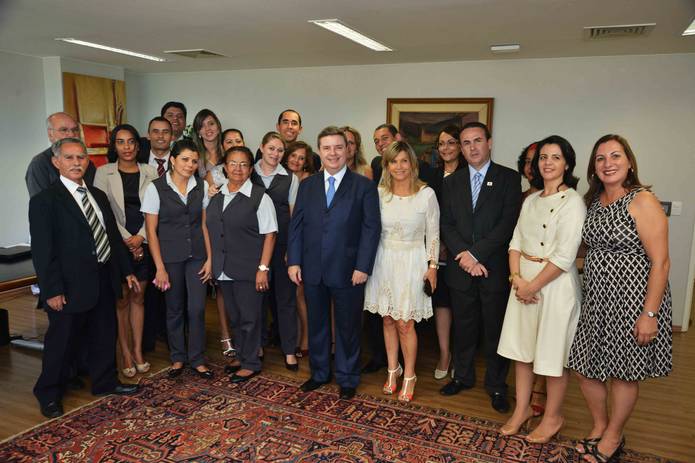 Governador Anastasia e os funcionários do Escritório de Representação do Governo de Minas no Distrito Federal