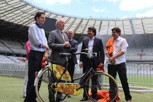 O embaixador da Holanda, Kees Rade presenteou o Estado com o principal meio de transporte de seu país, a bicicleta