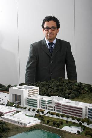 Reitor Dijon Moraes Júnior apresenta a maquete do novo campus da Uemg que vai ser construído em BH