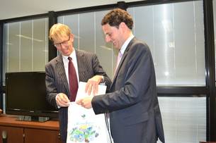 Embaixador Jozef Smets recebe livro sobre belezas de Minas das mãos do secretário Tiago Lacerda
