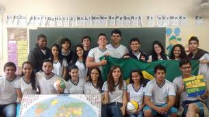 Na Escola Estadual Antônio Dias Maciel, os alunos estão estudando os países que participam da competição nas aulas de Geografia e História