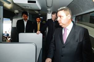 Durante o evento, Anastasia visitou um ônibus da Polícia Civil que será usado como Delegacia Móvel