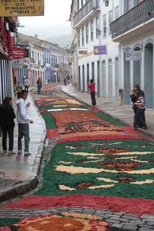Tapetes de serragem enfeitam as ruas de Ouro Preto na Semana Santa