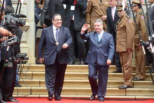 O novo governador Alberto Pinto Coelho acompanha Antonio Anastasia até a porta do Palácio da Liberdade