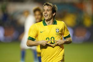 Bernard comemora um dos gols do Brasil em amistoso contra a seleção de Honduras