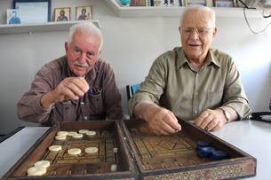 Os amigos Philippos Xenos e Kyriacos Aristides Mavroudis jogando o tradicional jogo de gamão