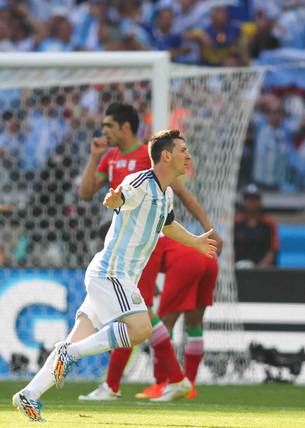 A Argentina, de Lionel Messi, marcou no Mineirão e garantiu vaga nas oitavas de final