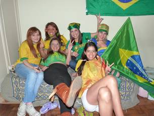 Na república “Humilde Residência”, no centro de BH, em todas as partidas as moradoras convocam a seleção de amigos para ver o Brasil em campo