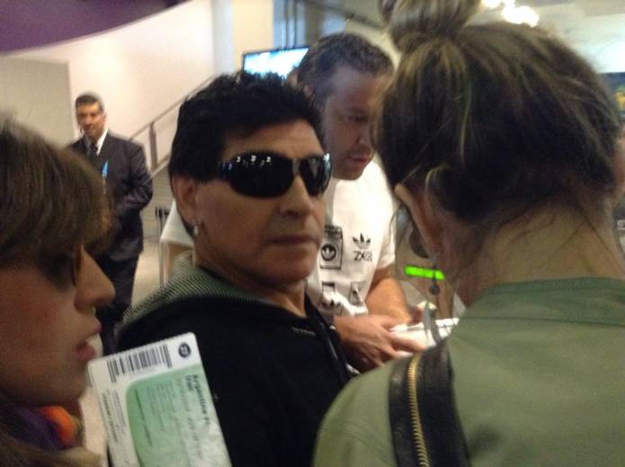 Diego Maradona agradece a hospitalidade dos mineiros antes da partida da seleção argentina contra o Irã
