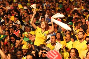 Torcida comemora a vitória do Brasil por 4 a 1 sobre Camarões na Fan Fest em BH