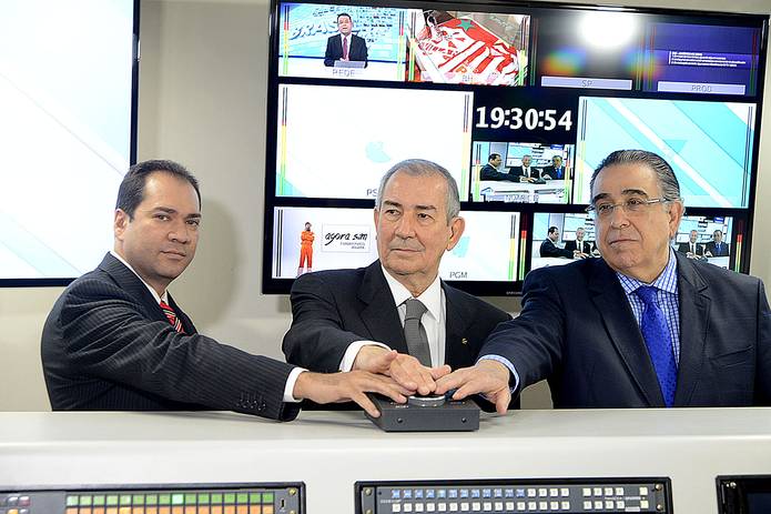 O Diretor de Relacionamento com Afiliadas da Globo, Alex Magalhães; o presidente da emissora, Tubal Siqueira Silva e o governador Alberto Pinto Coelho