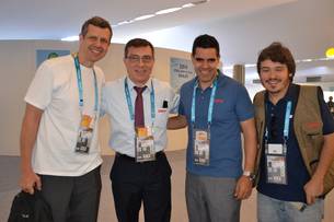 O comentarista Paulo Calçade (segundo da esquerda para a direita) e a equipe da ESPN Brasil